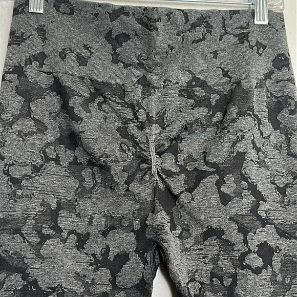 Gymshark Womens XLarge Black Crop Top and Camo Seamless Leggings Activewear - Picture 14 of 15